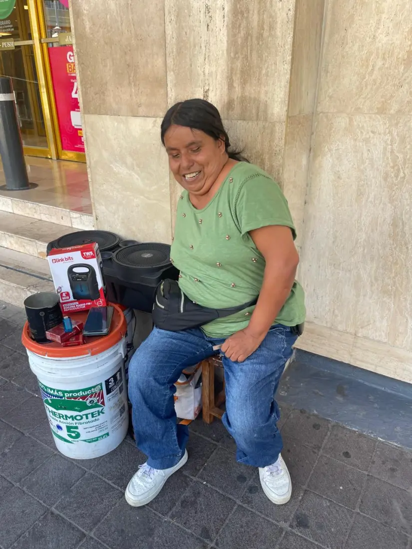 Milagros canta en las calles de Mazatlán