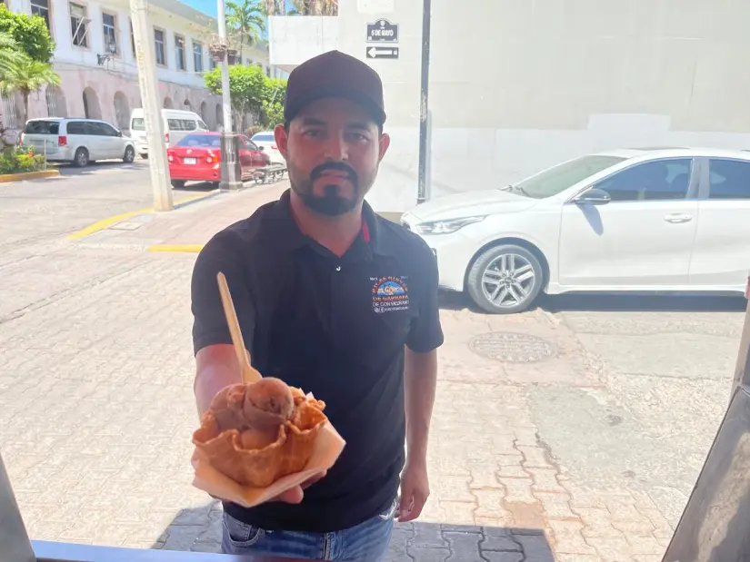 En la calle 5 de Mayo y Ángel Flores en el Centro Histórico de Mazatlán se ubica el puesto de nieve de garrafa De con Medrano.