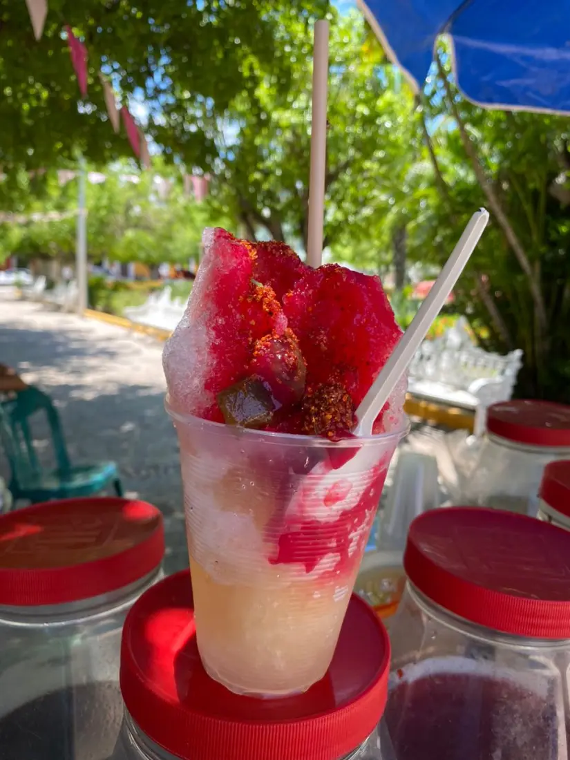 Sabrosos raspados vende Chayin, ella se encuentra en la plazuela principal de San Ignacio que se ubica frente al palacio municipal.