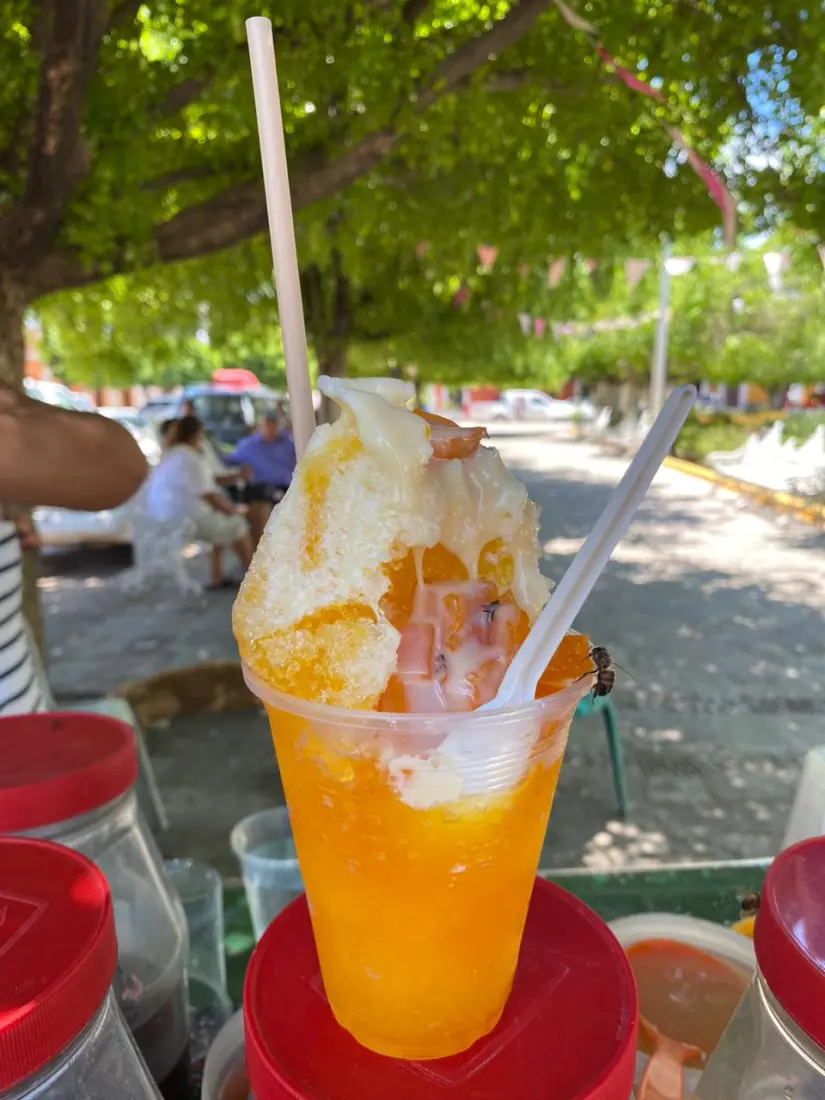 Raspado de piña, uno de los más pedidos en el puesto de Chayion.
