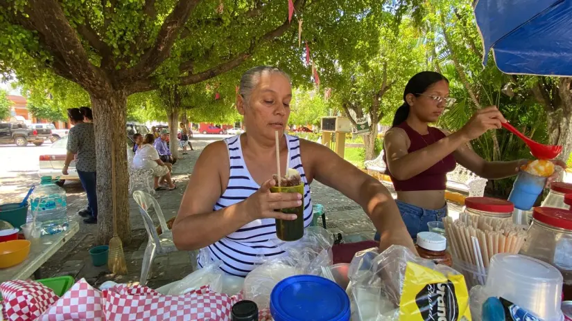 Chayin en su puesto de raspados ubicado en San Ignacio, Sinaloa.