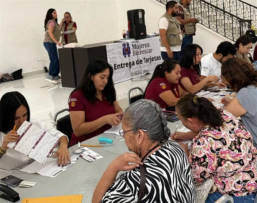 En los módulos del Bienestar se entregan las tarjetas del Bienestar a los beneficiarios.
