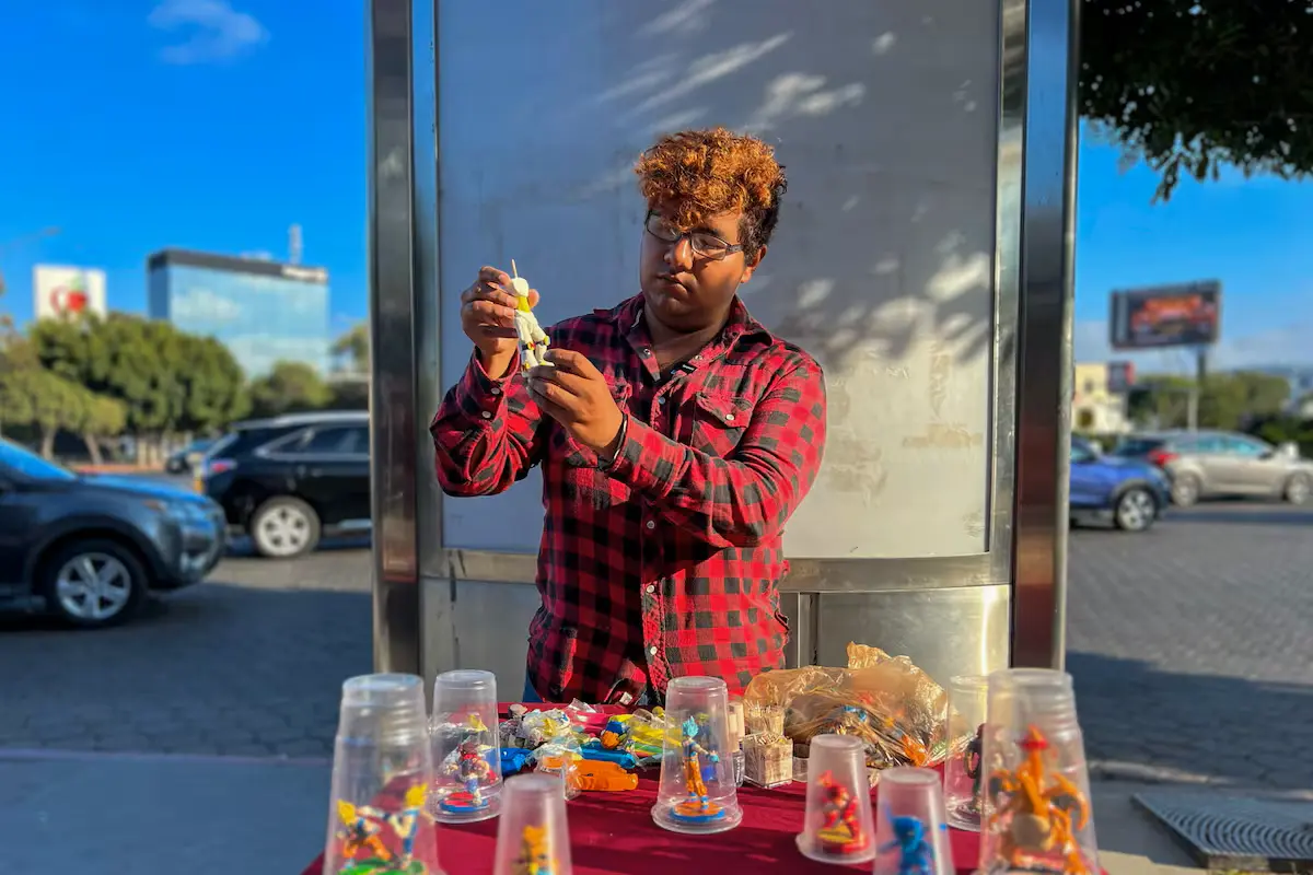 Conoce a Roberto: el artista tijuanense que convierte la plastilina en arte vivo