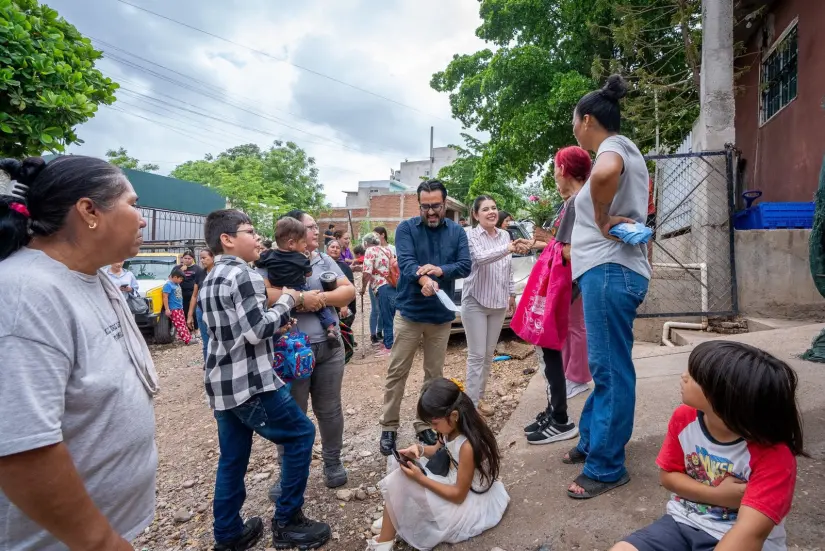 Diálogos por el Bienestar: Juan de Dios Gámez escucha peticiones de vecinos en la colonia Progreso. Foto: Ayuntamiento de Culiacán