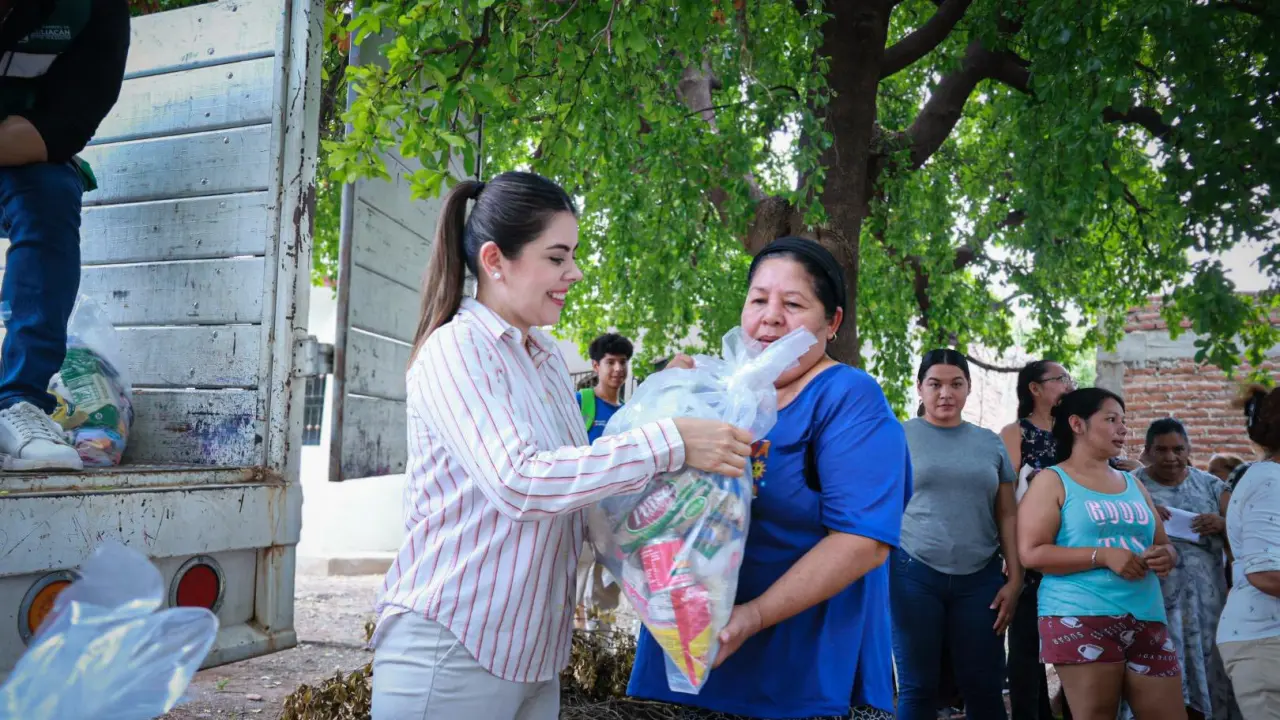 Irma Nidya Gasca Aldama, presidenta del DIF Culiacán, encabeza jornada de apoyo en colonias de Culiacán. Foto: Ayuntamiento de Culiacán