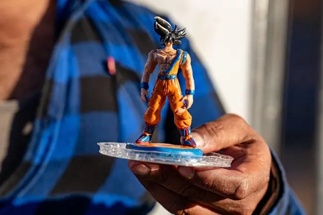 ¿Dónde puedo encontrar a Roberto, el escultor de plastilina? Roberto invita a los artistas a no rendirse con su trabajo. Foto: José Vargas / Border Zoom
