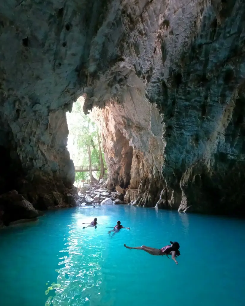 Lugares poco conocidos de San Luis Potosí La Cueva del Agua es un cenote oculto en el corazón de la Huasteca Potosina. Foto: HuaXteca