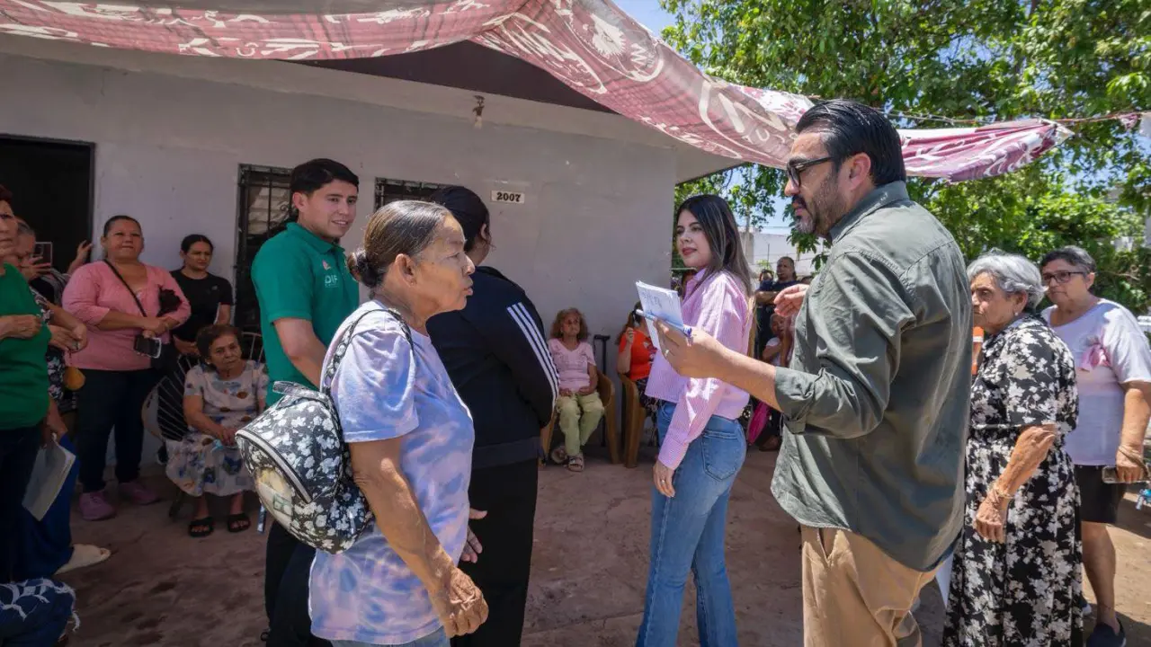 Cercano a la gente: Juan de Dios Gámez atiende de primera mano solicitudes vecinales tras lluvias. Foto: Ayuntamiento de Culiacán