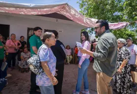 Vecinos de López Mateos y Pemex solicitan pavimentación, drenaje y fumigación al alcalde de Culiacán