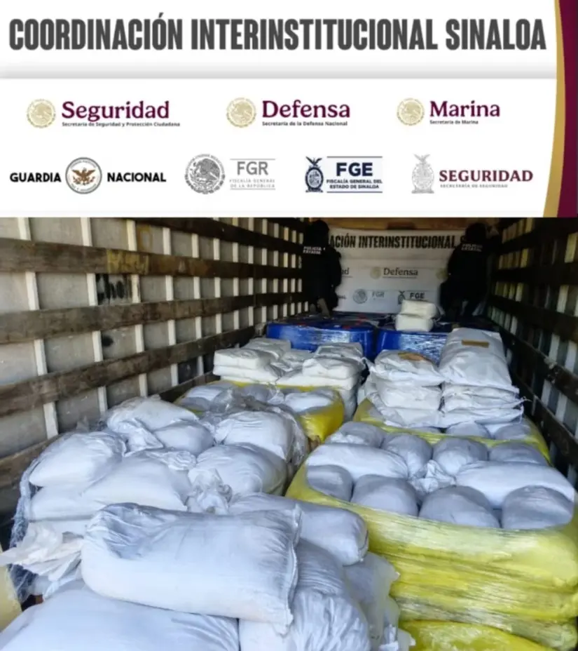 En Culiacán aseguran camión con casi 5 toneladas de precursores químicos para elaborar metanfetamina En el camión encontraron 200 costales con precursores químicos. Foto: SSPC