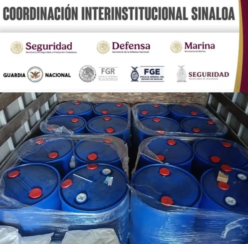 En Culiacán aseguran camión con casi 5 toneladas de precursores químicos para elaborar metanfetamina También aseguraron 16 tambos de 200 litros con precursores químicos. Foto: SSPC