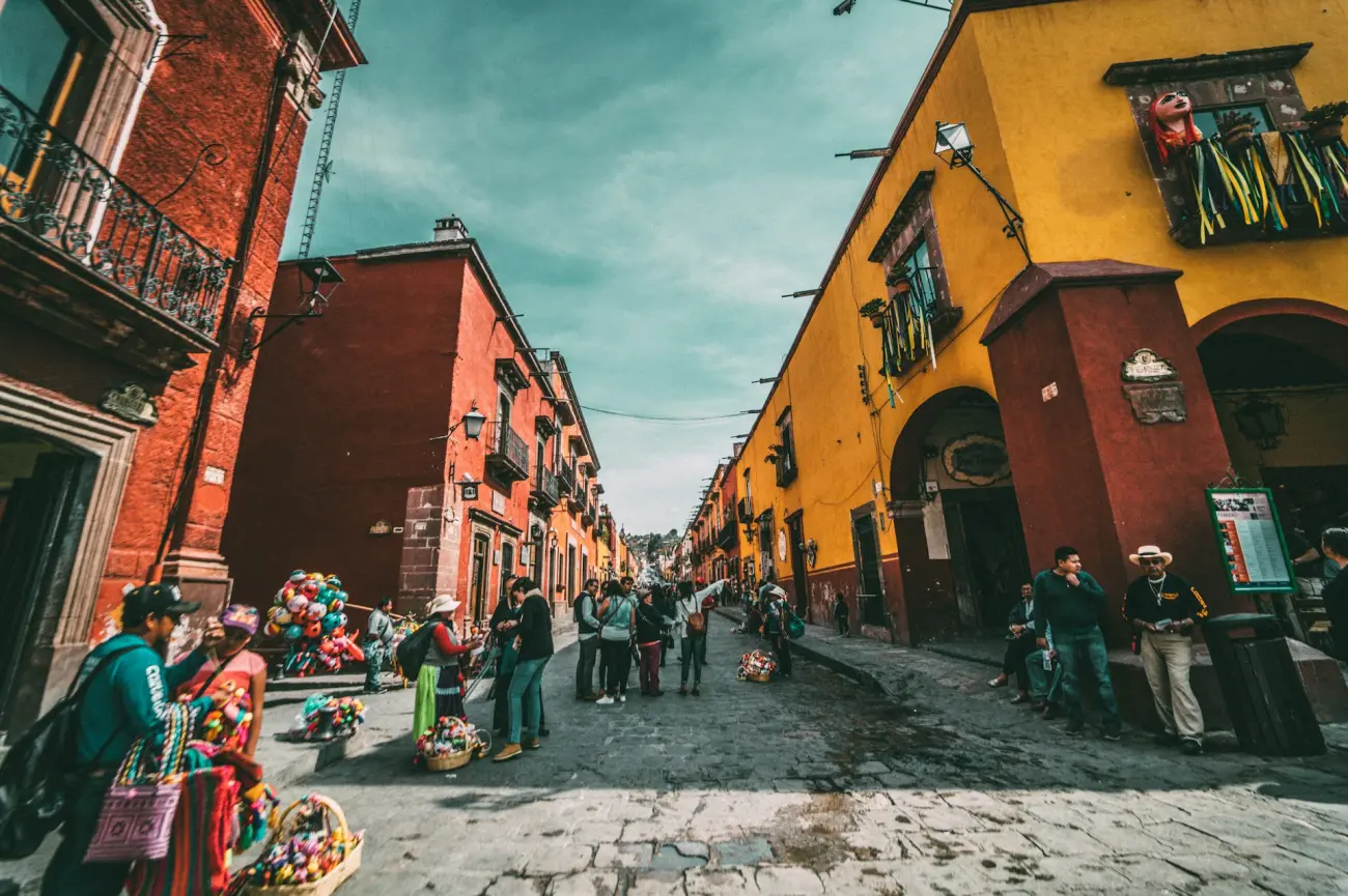 Gracias a la contención de la inflación y programas sociales prioritarios como la Pensión para el Bienestar, los hogares mexicanos han visto una mejora significativa en sus ingresos durante el último sexenio.