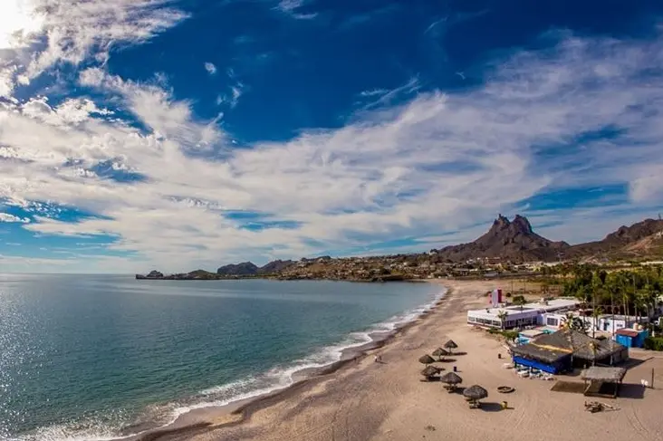 Esta playa también tiene alquiler de sombrillas. Foto: Cortesía