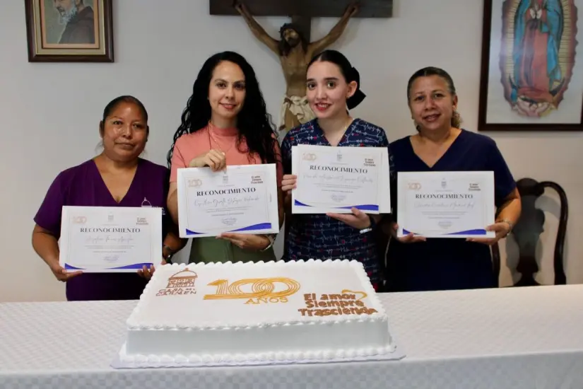 Lupita Victoria Romano, directora operativa, entregó reconocimientos a colaboradores destacados por su vocación de servicio, amor y compromiso con la institución.
