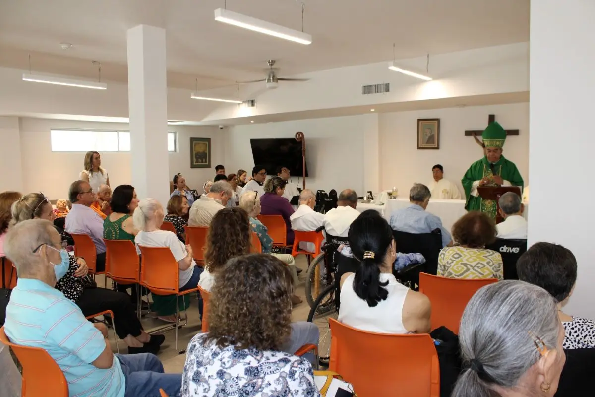 Personas mayores residentes de la Casa del Carmen, acompañadas de sus familias, participaron en la celebración del centenario, testimonio vivo de la atención digna que reciben.