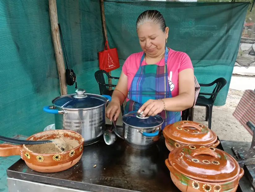 Desde muy tempranito, Araceli llega a su puesto para ofrecer sus burritos de guisos.