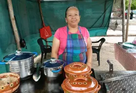 Con tortillas de harina, tres guisos y mucha esperanza, Araceli inicia su propio negocio en Alturas del Sur