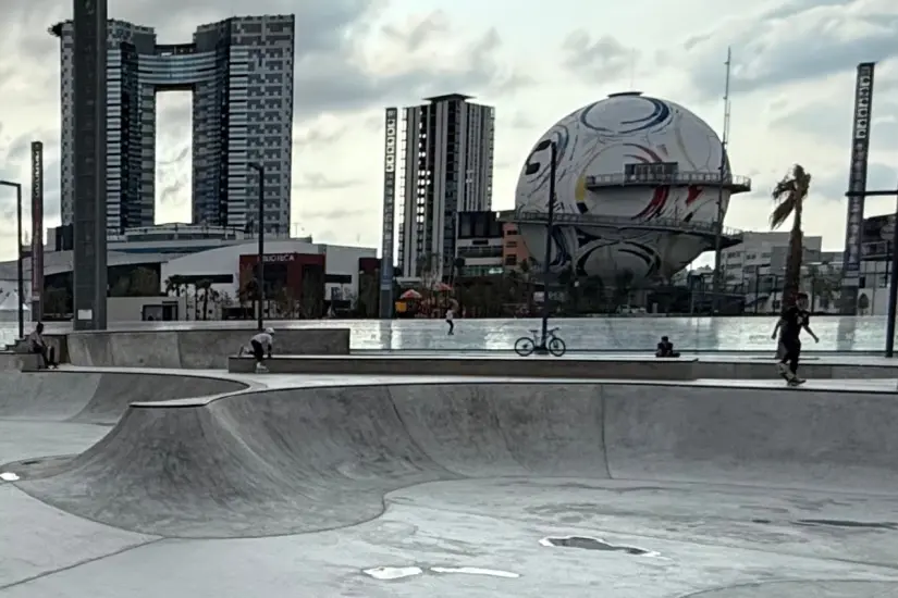 imagen recuadro Si visitas el Parque Cultural Hidalguense, también puedes conocer la zona de patinaje y el Museo del Fútbol (al fondo).