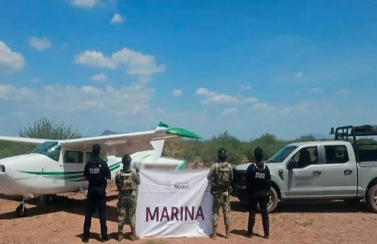 La aeronave y el piloto fueron detenidos en la pista clandestina. Foto: Semar