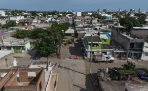 Agua, banquetas y pavimento: inicia rehabilitación total de calle Tomás Urbina en Mazatlán