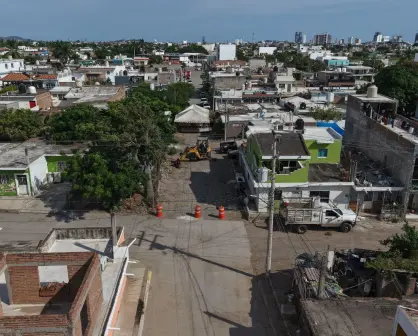 Agua, banquetas y pavimento: inicia rehabilitación total de calle Tomás Urbina en Mazatlán