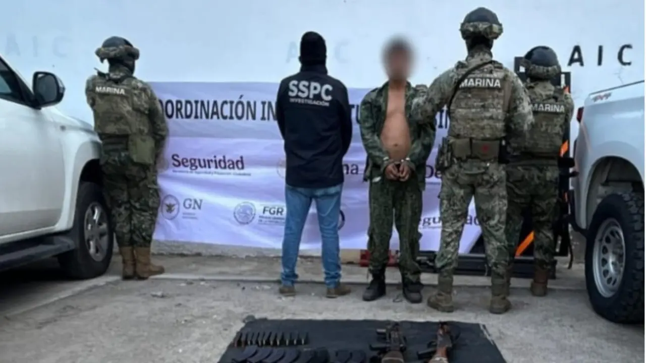Operativo en San Ignacio deja 2 detenidos y fuerte decomiso de armas y equipo táctico.