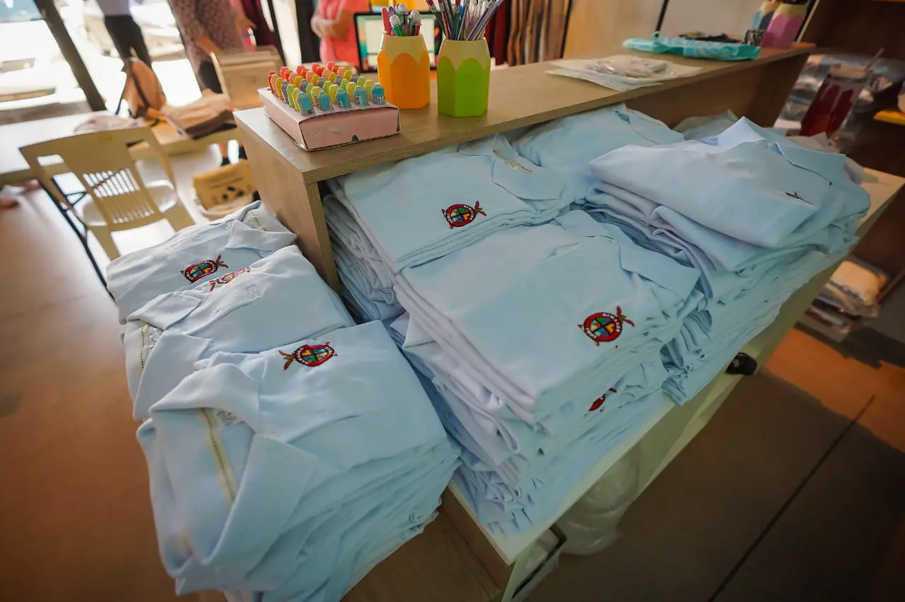 ¿Sabes cuándo y dónde puedes recoger los uniformes y útiles escolares gratuitos en Sinaloa? La entrega para el ciclo escolar 2025–2026 ya comenzó y beneficiará a más de 480 mil alumnos.