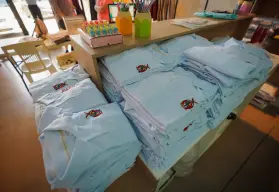 Inicia entrega de uniformes, útiles y calzado escolar gratuito en Sinaloa: fechas y requisitos