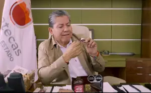 Gobernador de Zacatecas, David Monrreal, realiza un unboxing de los Chocolates Bienestar; precios