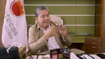 Gobernador de Zacatecas, David Monrreal, realiza un unboxing de los Chocolates Bienestar; precios