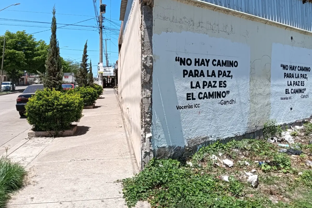 Cuando las paredes hablan: No hay camino para la paz, la paz es el camino, se lee en la esquina de Emile Berline y Orquídeas, en Villa Fontana. | Imágenes de Francisco Castro