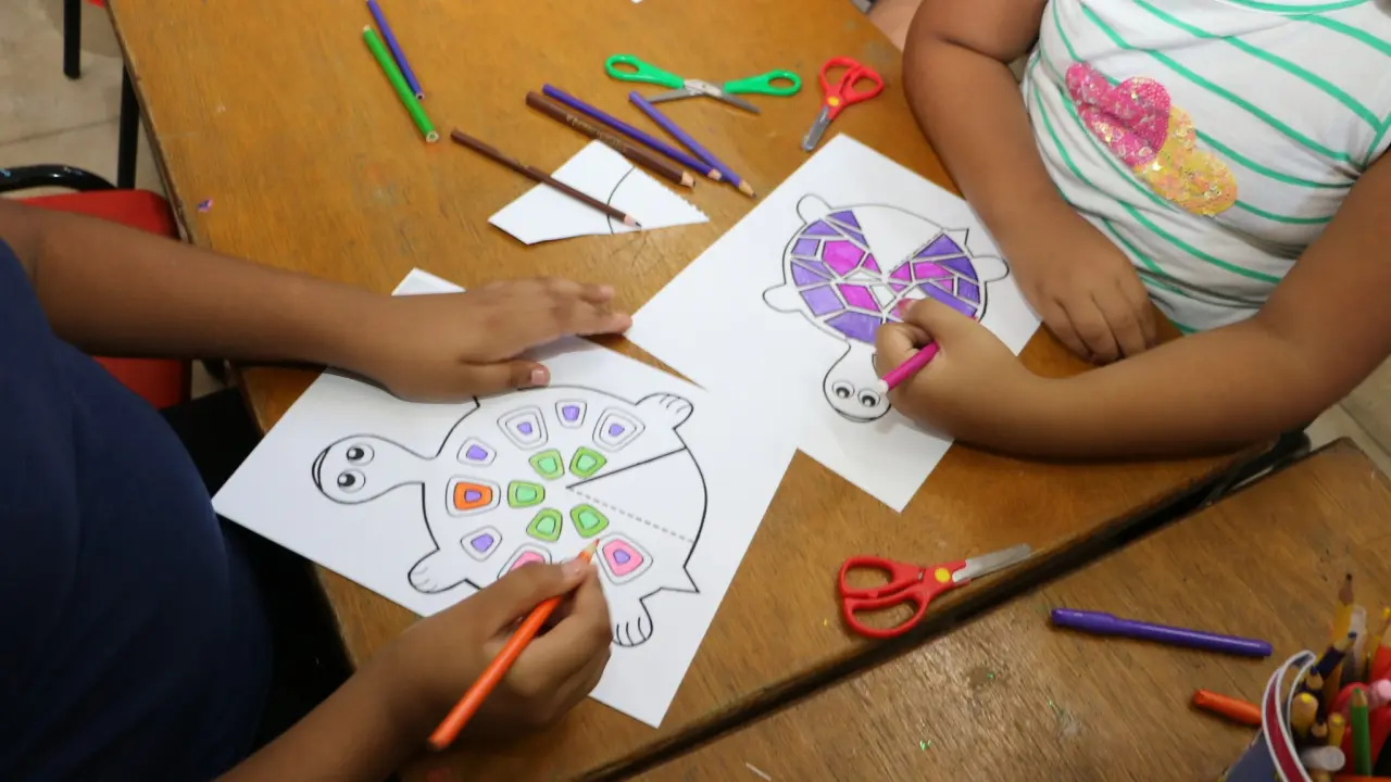 Este es el día en el que los jóvenes deben regresar a clases en Baja California. Foto: Unsplash.