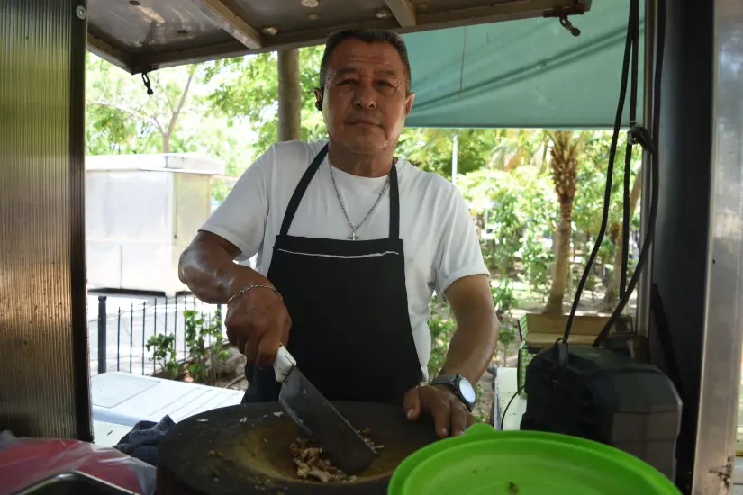 De muy buen ánimo, Don Pancho llega diario a Catedral para vender sus tacos de cabeza. Fotos: Lino Ceballos.