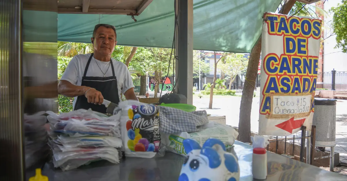 Don Pancho, el taquero de Catedral que lleva 50 años sirviendo tacos con historia
