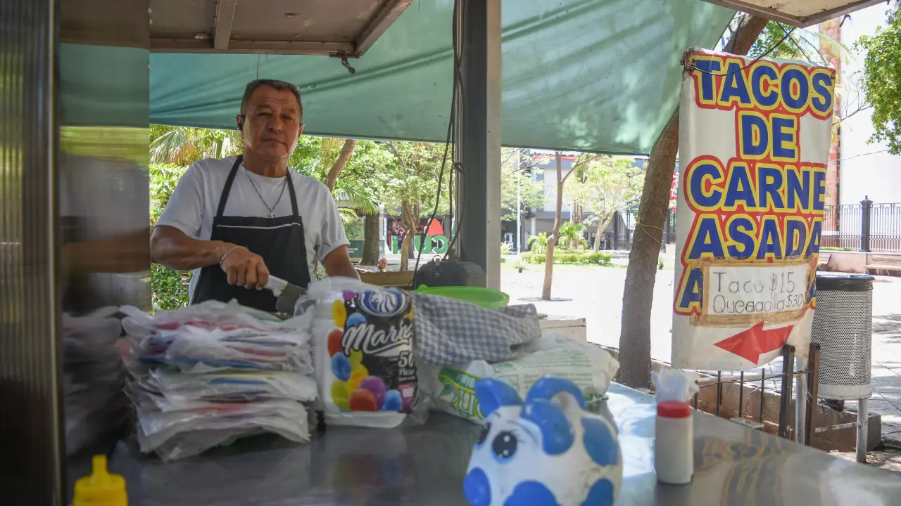 Los tacos de asada de Don Pancho son una tradición y su precio de 15 pesos, los vuelven los favoritos de todos. Fotos: Lino Ceballos.
