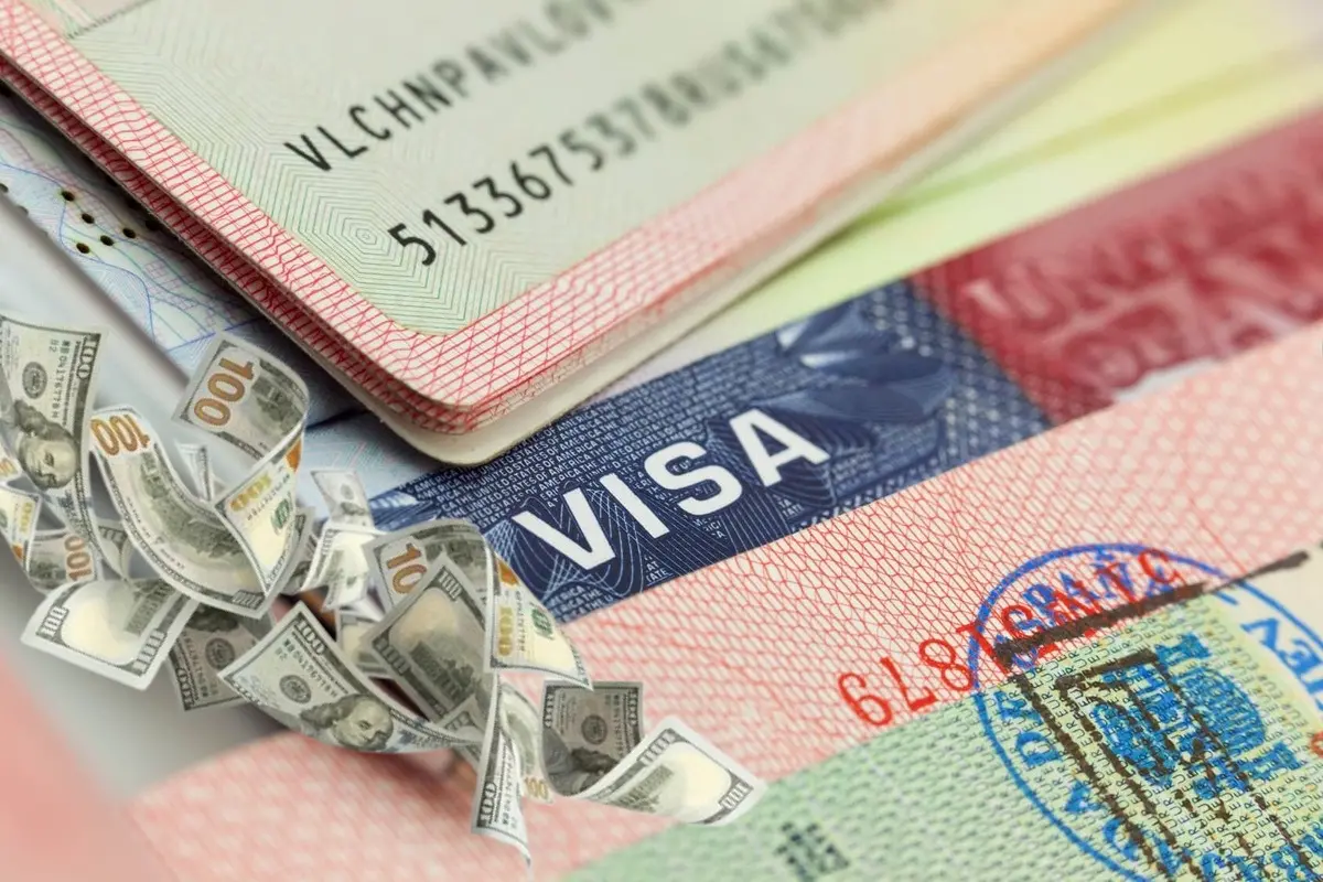 Esta medida aumentará aún más el costo del trámite de la visa americana. Edición de foto: TBN