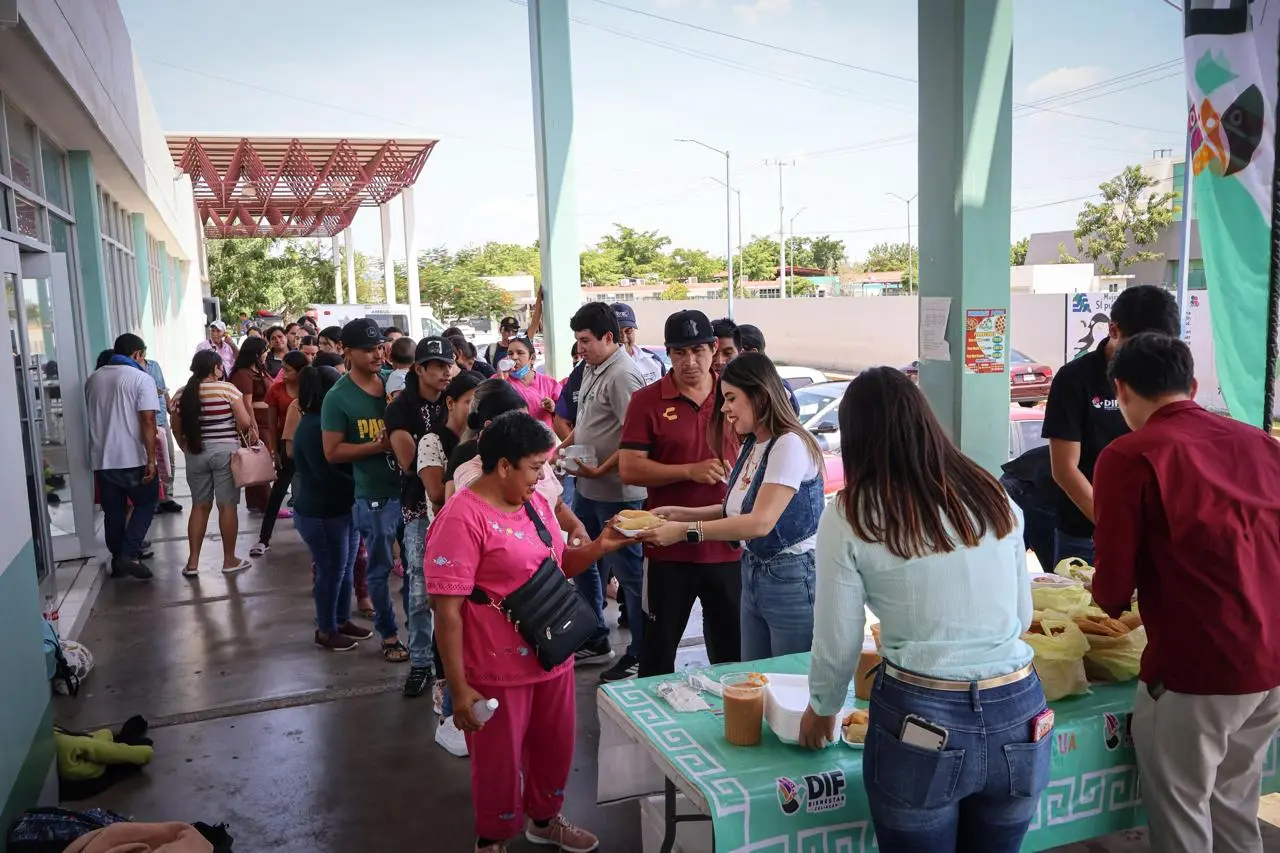 Más de 100 personas reciben alimentos del DIF Culiacán en el Hospital de la Mujer. Foto: Ayuntamiento de Culiacán