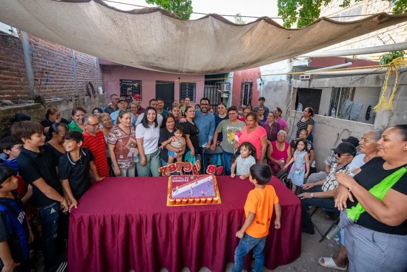 Pavimentan calles de la colonia Renato Vega Amador; vecinos celebran con pastel y esperanza. Foto: Ayuntamiento de Culiacán Pavimentan calles de la colonia Renato Vega Amador; vecinos celebran con pastel y esperanza.