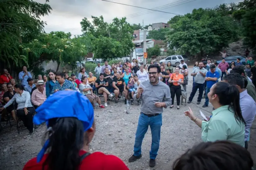 Alcalde de Culiacán, Juan de Dios Gámez Mendívil cumple promesa de pavimentación en colonia popular que se ubica al sur de la capital sinaloense Alcalde de Culiacán, Juan de Dios Gámez Mendívil cumple promesa de pavimentación en colonia popular que se ubica al sur de la capital sinaloense. Foto: Ayuntamiento de Culiacán
