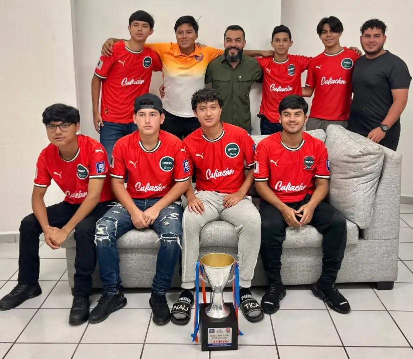 Deportivo Sur representa a Culiacán con orgullo y gana la Copa Metrogol. Foto: IMDEC José Alberto Beltrán Figueroa, director del IMDEC, celebra junto a jóvenes deportistas el triunfo logrado en el torneo de futbol nacional. Foto: IMDEC