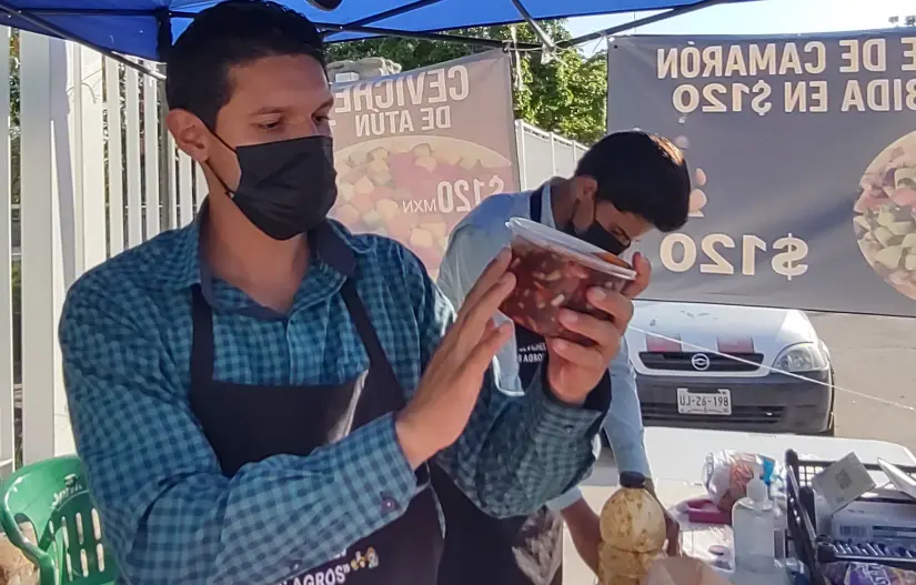 Sembrando sueños y sabores: Luis Ángel y César Jahir, jóvenes agrónomos que conquistan Culiacán con deliciosos ceviches de atún y camarón. Sembrando sueños y sabores: Luis Ángel y César Jahir, jóvenes agrónomos que conquistan Culiacán con deliciosos ceviches de atún y camarón. Foto: Juan Madrigal