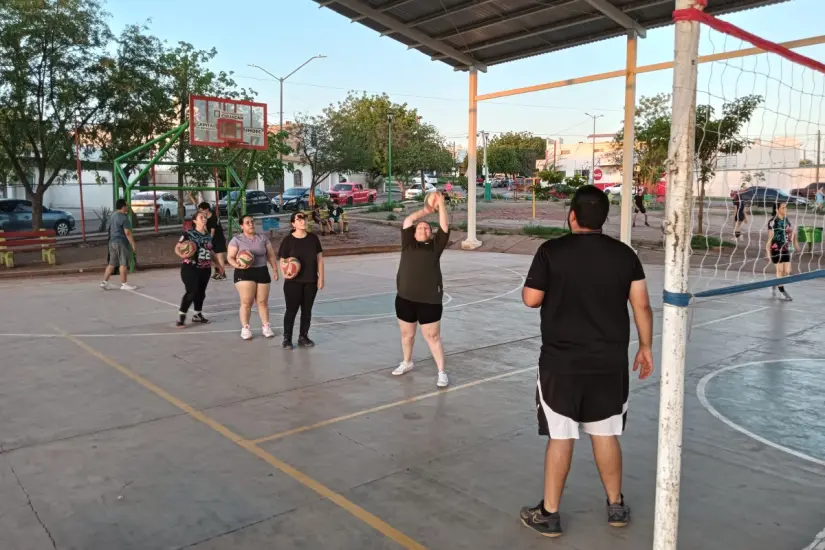 Los usuarios del Parque Colinas de la Ribera pueden practicar volibol cada tarde.