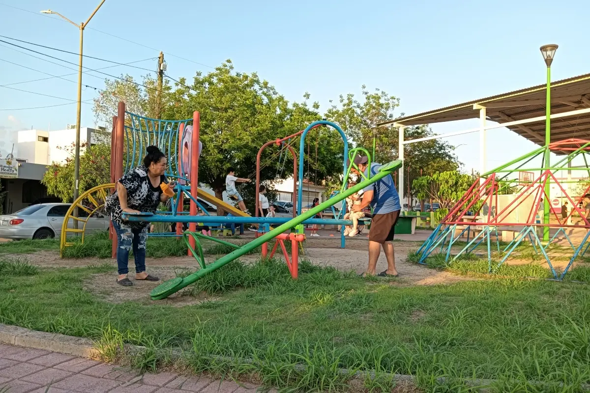 Decenas de familias disfrutan diariamente del área de juegos y otras atracciones que tiene el Parque Colinas de la Ribera, en la colonia del mismo nombre, al norte de la ciudad de Culiacán. | Imágenes de Francisco Castro