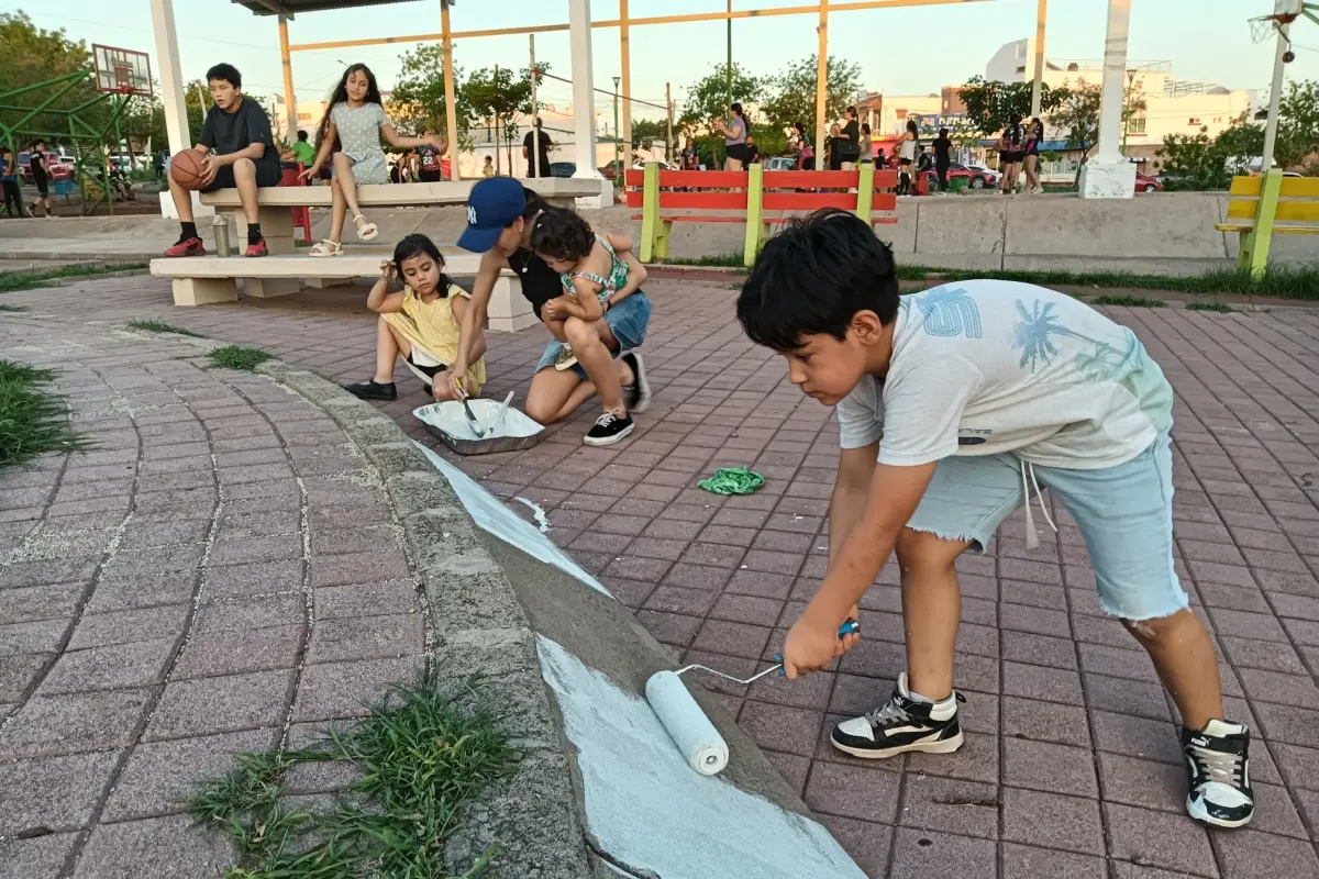 Niños y adultos participaron en la realización del mural estilo abstracto en el Parque Riberas de la Colina, al norte de Culiacán.