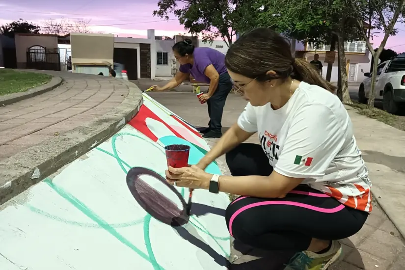 Con brochas o rodillo en mano, varias usuarias del Parque Colinas de la Ribera se sumaron a la pinta del mural.