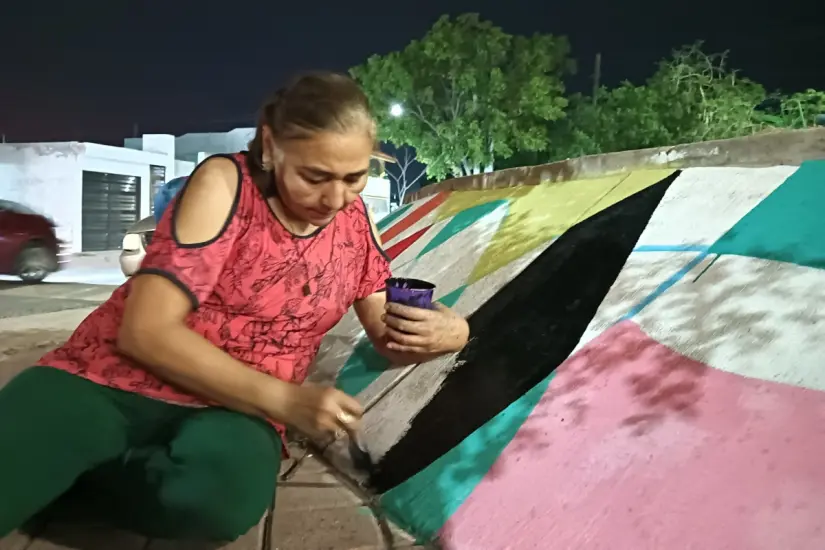 La señora Graciela López, presidenta del comité de vecinos del Parque Colinas de la Ribera, también participó dándole color al mural.