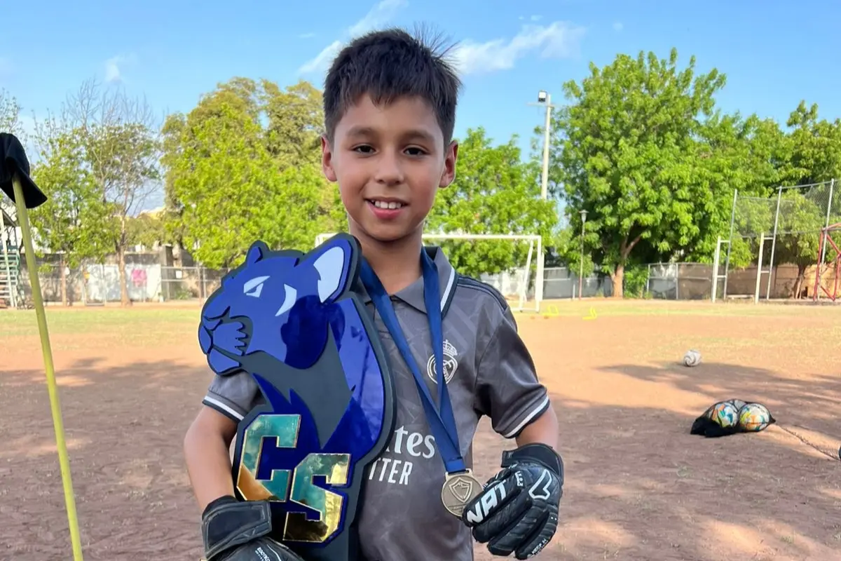 Sergio Emilio comparte su pasión por el futbol junto a sus padres, quienes le acompañan en cada logro y lo alientan para superar cualquier tropiezo. | Imágenes de Francisco Castro
