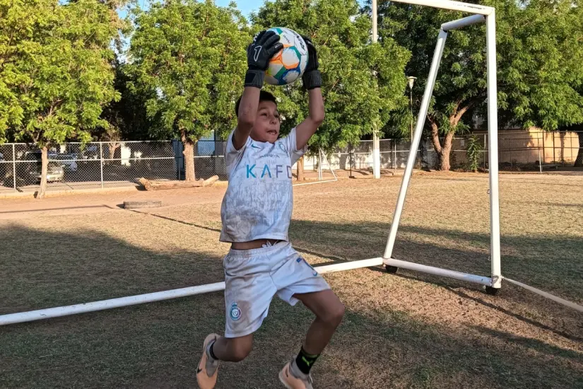 Sergio Emilio Oropeza se prepara arduamente, con entrenamientos diarios en su escuela de porteros y en su club de futbol.