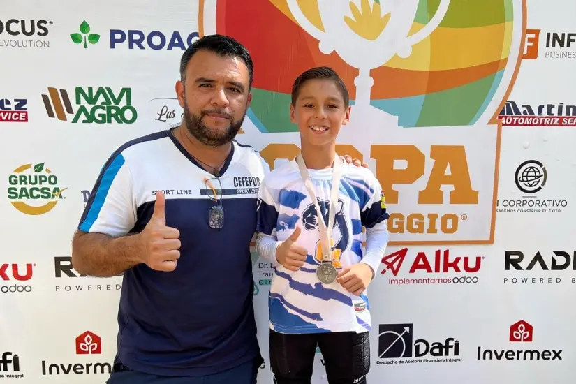Sergio Emilio con su entrenador en la escuela de porteros, Omar Rocha.