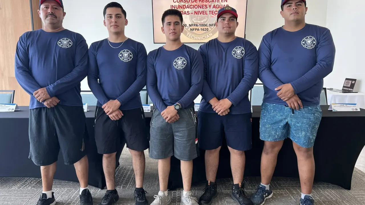Cinco de los elementos del Cuerpo de Bomberos de Navolato estuvieron en el puerto de Mazatlán para recibir una capacitación internacional.